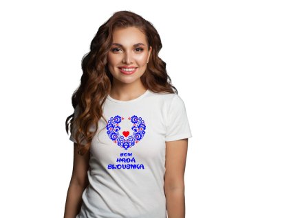 žena v tričku som hrda slovenka